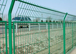 公路護(hù)欄網(wǎng) 道路安全之固盾，三角功能各顯良效